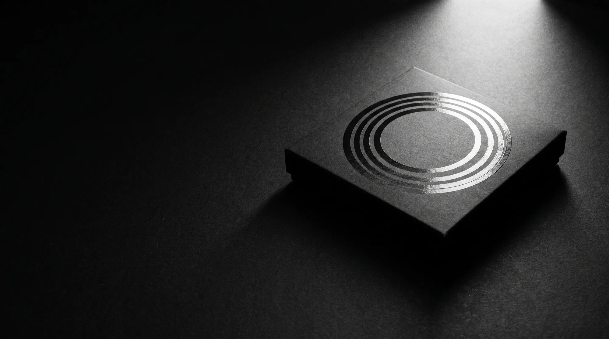 Le coffret KC-FIT en noir mat, ses anneaux de vernis concentriques révélés par une lumière rasante.